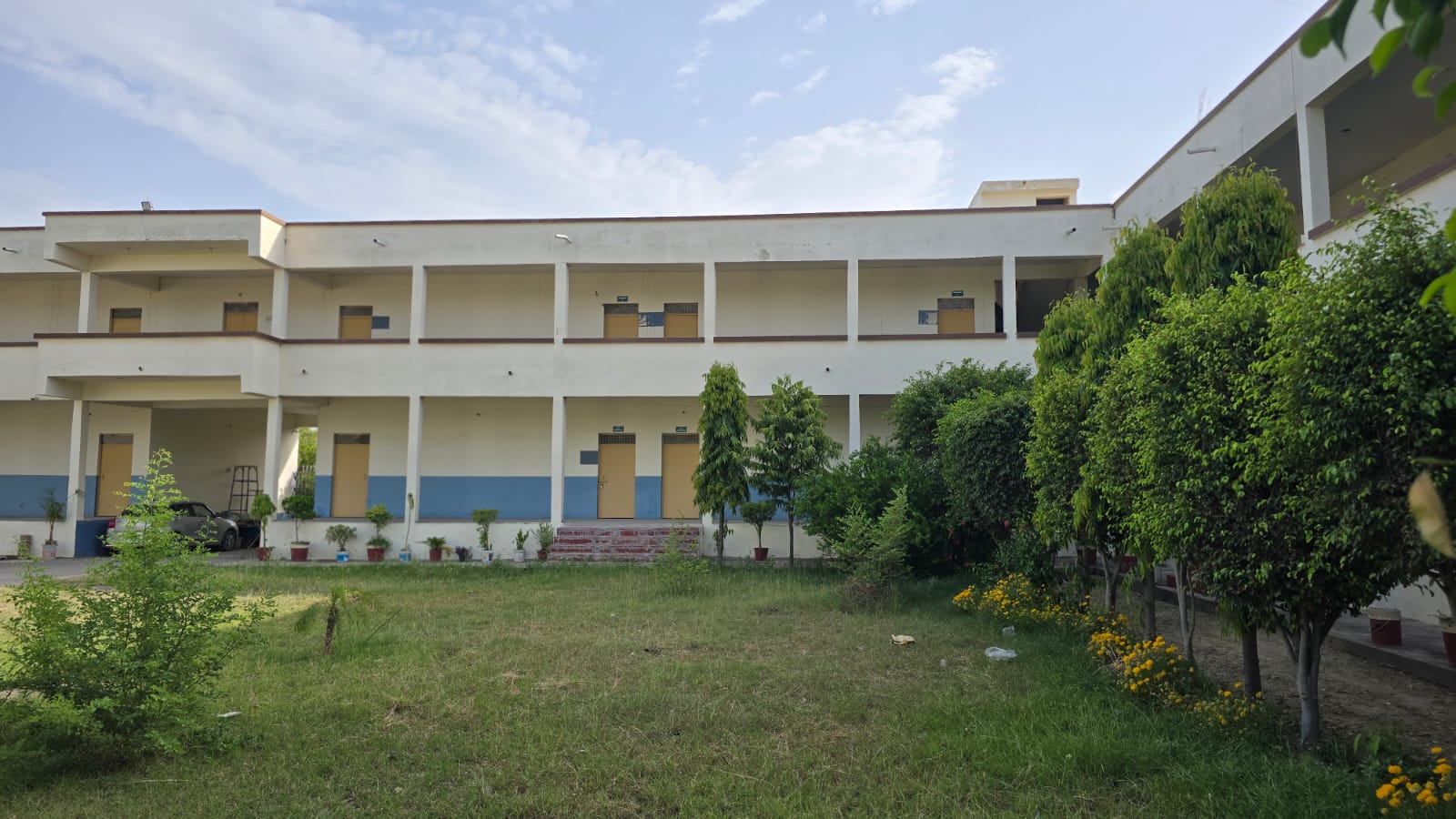 Campus building and garden area of Shree Dauji Maharaj Degree College, Agra